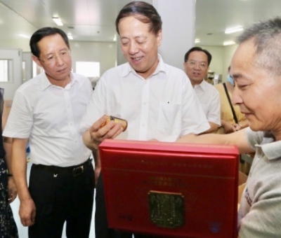 全國(guó)人民代表大會(huì)常務(wù)委員會(huì)副委員長(zhǎng)武維華蒞臨仙客來靈芝工廠考察指導(dǎo)