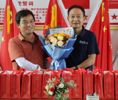 潘新華等愛心人士走訪慰問一線教師